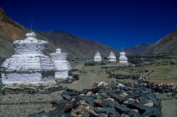 Chortens and mani walls Ladakh. J&K, India 8/2004, © fot.: Radek Kucharski