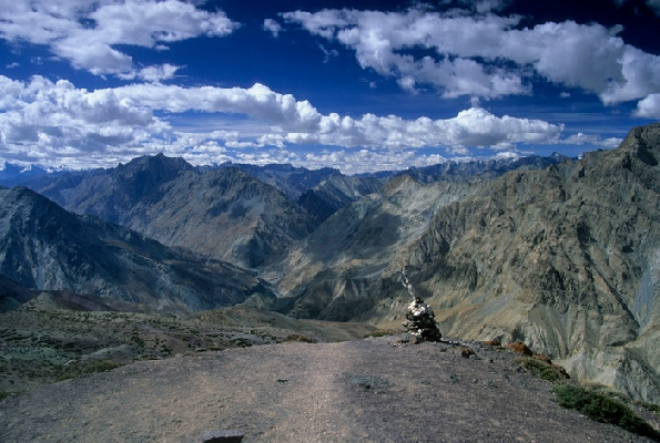 From Dungdungchen La down to Zanskar and Markha valleys Ladakh. Jammu&Kashmir, India 7/2004, © fot.: Radek Kucharski