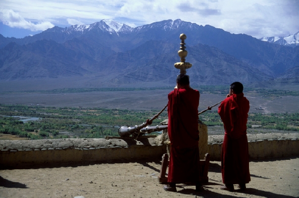 Monks calling for prayers in Thikse Monastery Ladakh. Jammu&Kashmir, India 9/2004, © fot.: Radek Kucharski